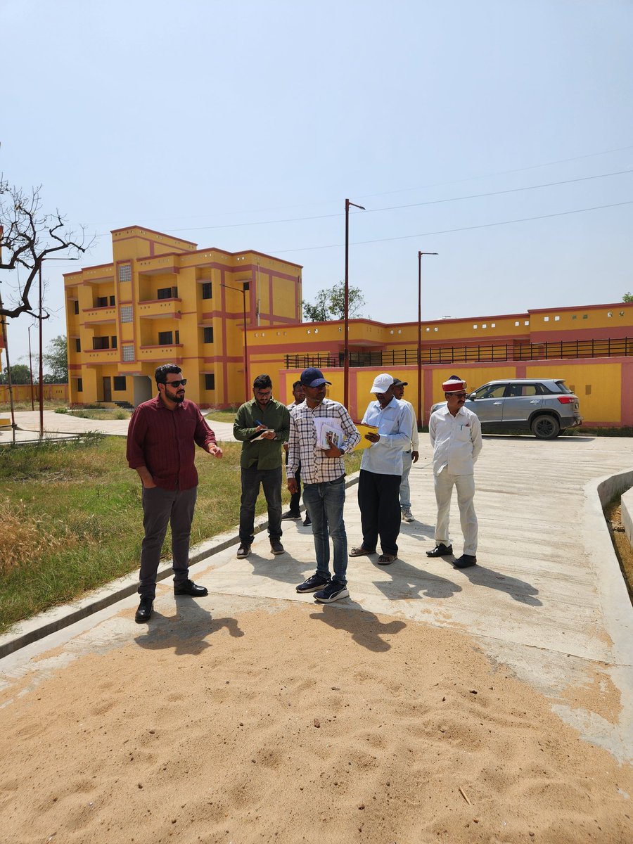 cdoballia's tweet photo. समेकित विद्यालय डूमडूमा के निर्माणाधीन आवासीय परिसर का विस्तृत निरीक्षण किया गया। निर्माण में पाई गई कमियों को तत्काल ठीक करने हेतु कार्यदाई संस्था को निर्देशित किया गया। @ChiefSecyUP @CMOfficeUP https://t.co/fZdAKcnmYe