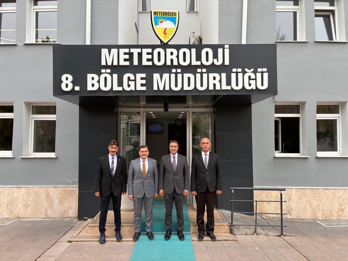 KaramanValiligi's tweet photo. 📍Konya 

Valimiz Sayın Hayrettin Çiçek, Meteoroloji 8. Bölge Müdürlüğünü ziyaret etti.

Ziyaret kapsamında Bölge Müdürü Ahmet Tiryaki’den kurumun yürüttüğü faaliyetler hakkında bilgi alan Sayın Valimiz, ilimizde sürdürülen çalışmalara hizmetlere ilişkin değerlendirmelerde bulundu.

Ziyaret sonunda Sayın Valimiz, Bölge Müdürü Ahmet Tiryaki’ye çalışmalarında kolaylıklar diledi.
@MGMKonyaBolge