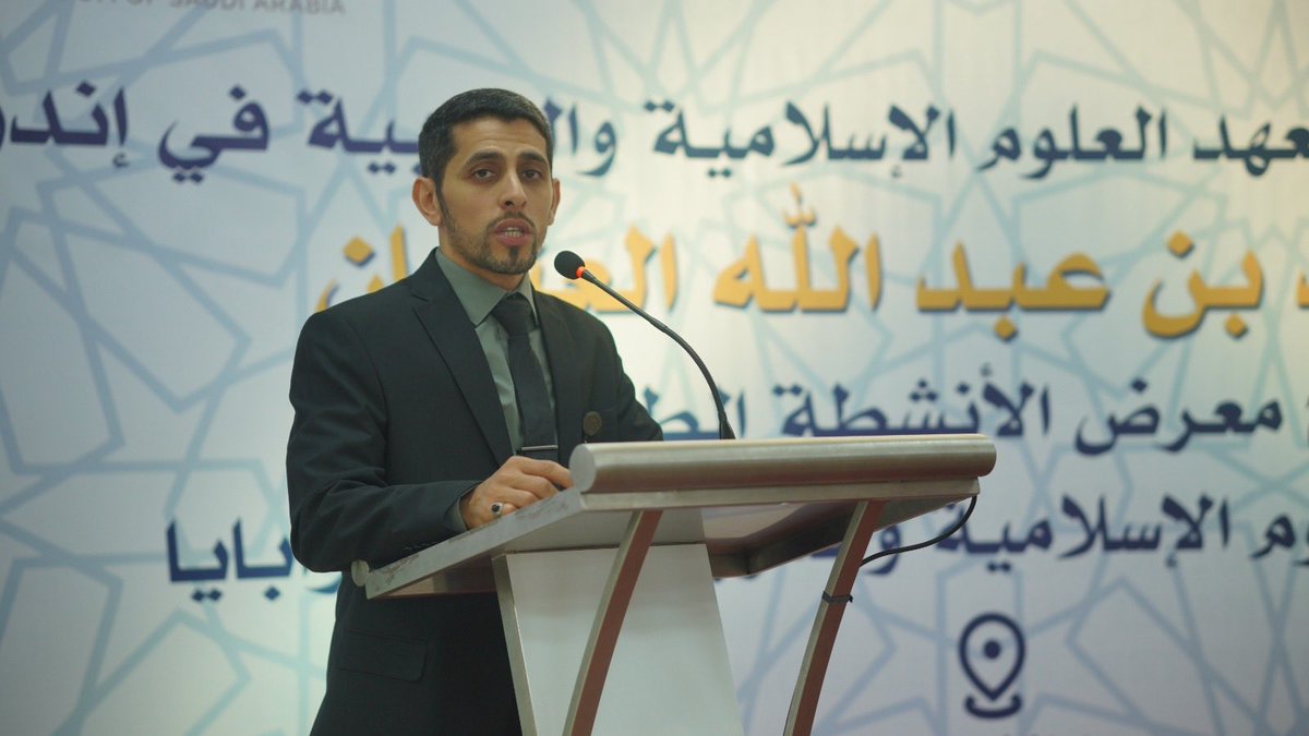 lipia_sby's tweet photo. ٨- ثم استمع الجميع إلى كلمة سعادة مدير المعهد د.عبدالرحمن بن ناصر الجبر، عبّر فيها عن سعادته بإقامة معرض الأنشطة الطلابية، مؤكدًا أهمية هذه الفعالية في تنمية مهارات الطلاب وإبراز مواهبهم في بيئة تعليمية محفزة.
وأشاد سعادته بما قدّمه الطلاب من أعمال متميزة، عكست روح الإبداع والجدية، مثمنًا جهود المعلمين والقائمين على تنظيم المعرض في إنجاح هذه الفعالية.
كما رفع سعادته خالص الشكر والتقدير لحكومة خادم الحرمين الشريفين على ما توليه من دعم سخي لمعاهد الجامعة في الخارج، سائلًا الله أن يديم على هذه البلاد أمنها واستقرارها.
ووجّه شكره كذلك إلى جامعة الإمام محمد بن سعود الإسلامية على دعمها المستمر للمعهد، وحرصها على تطوير برامجه وأنشطته.
