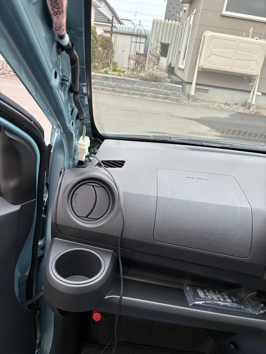 社用車、新車2台きたからドラレコつけといて、ちゃんと配線隠してね、簡単にやっちゃうでしょ？って車なんも知らねー偉い人に頼まれて残業。

キサマ...自分の責任で新車の内張剥がすのどんだけ嫌かわかるか！？
やったことねーのに簡単に言うなやww