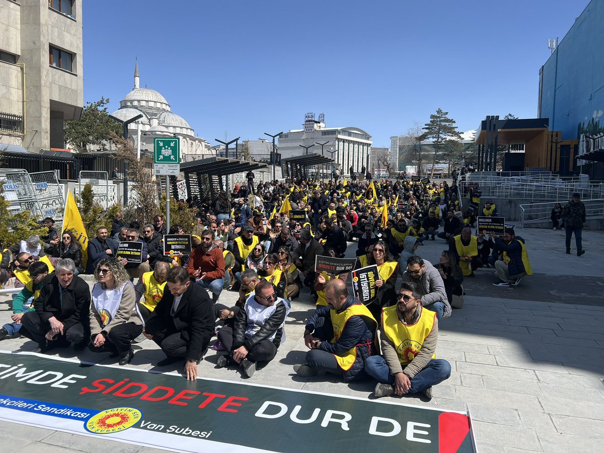 EgitimSenVan's tweet photo. Siverek ilçesinde dün, bir eğitim kurumunda öğrencileri ve öğretmenleri hedef alan şiddet olayına karşı tepkimizi göstermek ve taleplerimizi açıklamak amacı ile alanlardaydık. https://t.co/yPHM939LAw