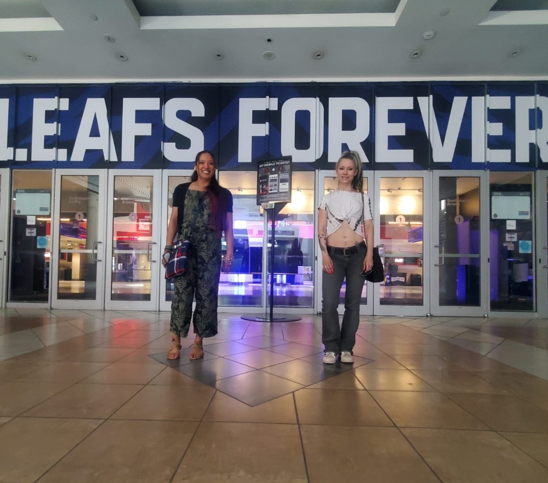 DannieD2112's tweet image. Happy birthday to this beautiful sweet girl! Love ya babe!! @VSKMakeup Love this photo of us 🥰💕🎉🎂🎈 #birthday #leafsforever