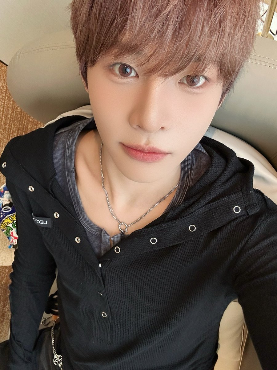 [#HYUNBIN]
먀먀먕 🙃
#POW #파우 #현빈