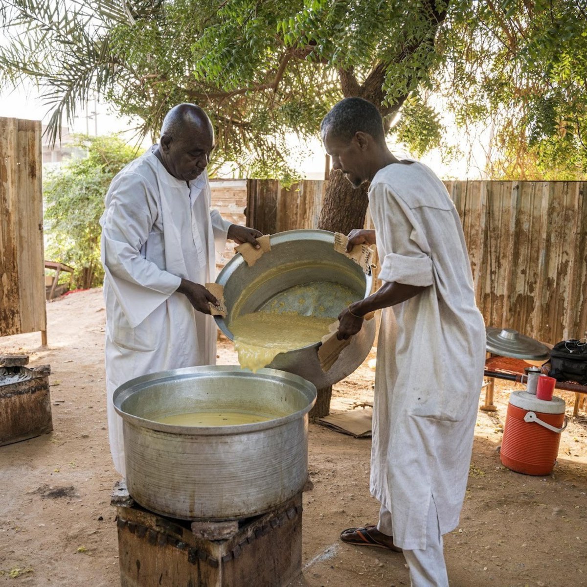 Antes de la guerra, las takaaya de Sudán, cocinas comunitarias, eran un pilar de la vida local. Tres años después... Mohamed Banaga ha mantenido los fogones encendidos. 
 
Pero las ollas empiezan a vaciarse 💔👉🏼 islamic-relief.es/las-cocinas-co…