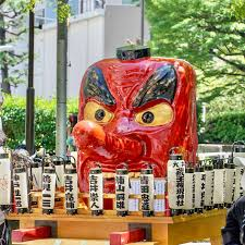 Tono_fudosan's tweet photo. 【今週末は大井町がヤバすぎる！！！】
大井町トラックスオープンで既に激アツな駅前が、 今週末は完全縁日モードで盛り上がります！

①80店舗の圧倒的屋台横丁
焼きそば・たこ焼き・りんご飴・射的・金魚すくい...定番 から地元グルメまで大集合！！！

②権現神社の例大祭が同時開催
天狗神輿や子ども神輿が、なんと大井町トラックスを 練り歩きます！！！

③みんな大好き大井町音頭も！
大道芸や大井町音頭など、参加型のイベントも！

4/18(土)・4/19(日)は絶対に大井町駅前に集合です！！！
この熱狂を一緒に味わいましょう！！！
イイネ＆リポストで広めてもらえると泣いて喜びます！！！