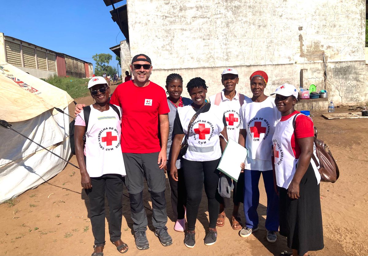 ja_roche's tweet photo. In Gaza Province, @Red_Cross_Moz volunteers with @IFRCAfrica support are helping improve water and sanitation conditions for flood-affected families.

From setting up emergency latrines to expanding access to water points in accommodation centres. Practical support that matters. https://t.co/LuKenImGW9