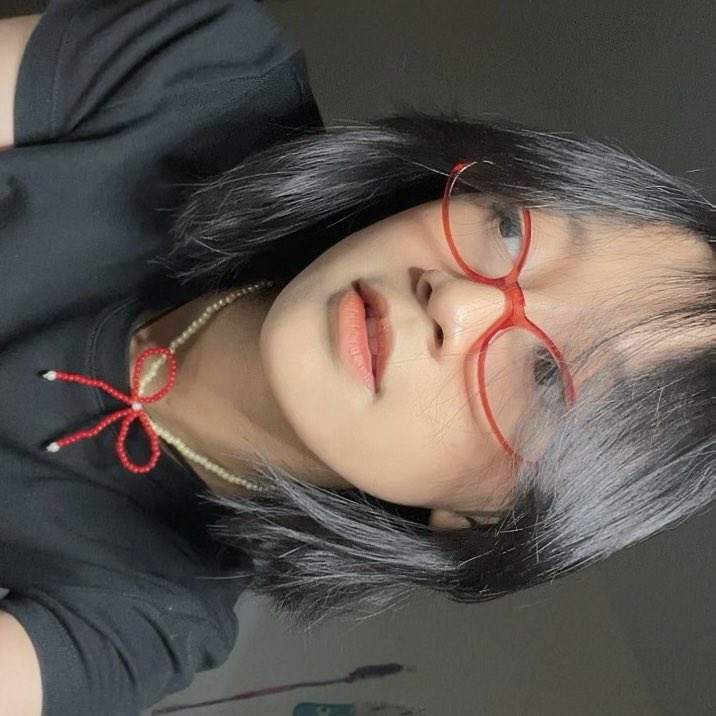 weaupon's tweet photo. me and my favorite makeup pouch from masami 👝⋆. 𐙚 ˚ https://t.co/WDaPyoaPm8