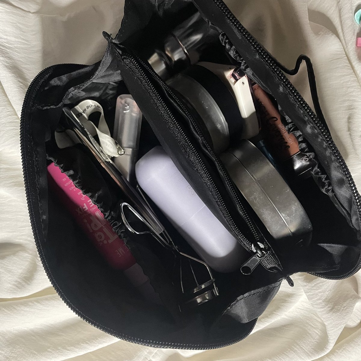 weaupon's tweet photo. me and my favorite makeup pouch from masami 👝⋆. 𐙚 ˚ https://t.co/WDaPyoaPm8