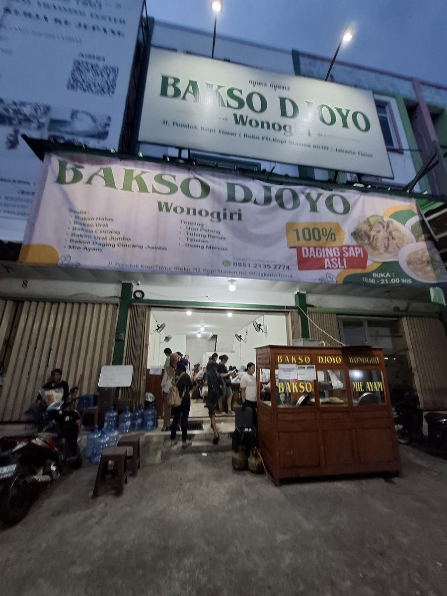 ferdimandiri's tweet photo. Akhirnya nyobain bakso Wonogiri viral depan stasiun… niatnya mau tulang rangu eh habis diganti jando mercon… 

Teksturnya crunchy tapi chewy, nyatu banget sama bakso dan kuahnya.

Bumbunya juga udah nampol pol, sampe gak perlu sambel-sambelan lagi. 

Pure comfort in a bowl. https://t.co/IJjx80I9pU