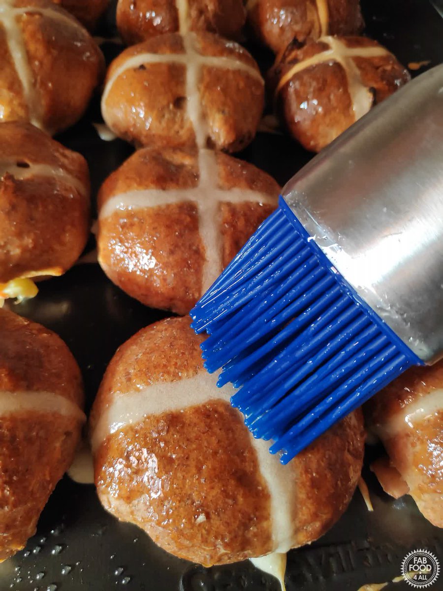 FabFood4All's tweet image. Wholemeal Apple Hot Cross Buns are a healthier Easter teatime treat with added chunks of apple, currants, and mixed spice! Readers come back and make these year on year, they're so good! fabfood4all.co.uk/wholemeal-appl…
#hotcrossbuns #easter #apple #wholemeal