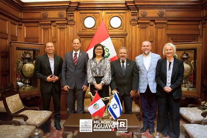 MilyJuarezV's tweet photo. ¿Alguien puede pensar en Eduardo Elsztain?, un hombre tan querido en 🇦🇷, 🇵🇪 y el 🌎. ¿Cómo ha de sentirse ahora que Porky 🐷, su Porky, se aleja más de la segunda vuelta? ¡No les tocaba mis netos! 🥲

-Y de pasadita piensen en el embajador de 🇮🇱 también 🤭 https://t.co/FPhTcIeOQH
