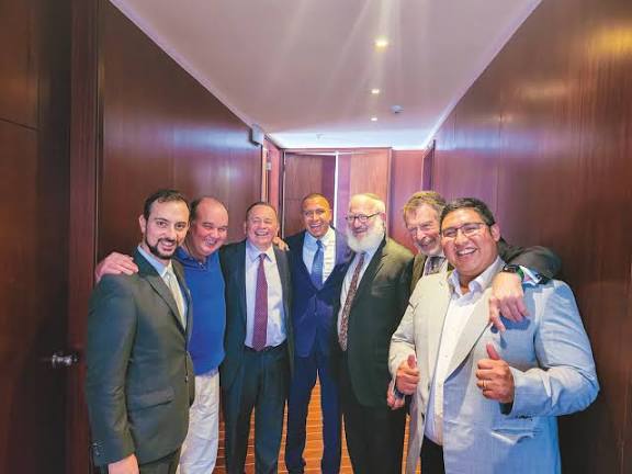 MilyJuarezV's tweet photo. ¿Alguien puede pensar en Eduardo Elsztain?, un hombre tan querido en 🇦🇷, 🇵🇪 y el 🌎. ¿Cómo ha de sentirse ahora que Porky 🐷, su Porky, se aleja más de la segunda vuelta? ¡No les tocaba mis netos! 🥲

-Y de pasadita piensen en el embajador de 🇮🇱 también 🤭 https://t.co/FPhTcIeOQH