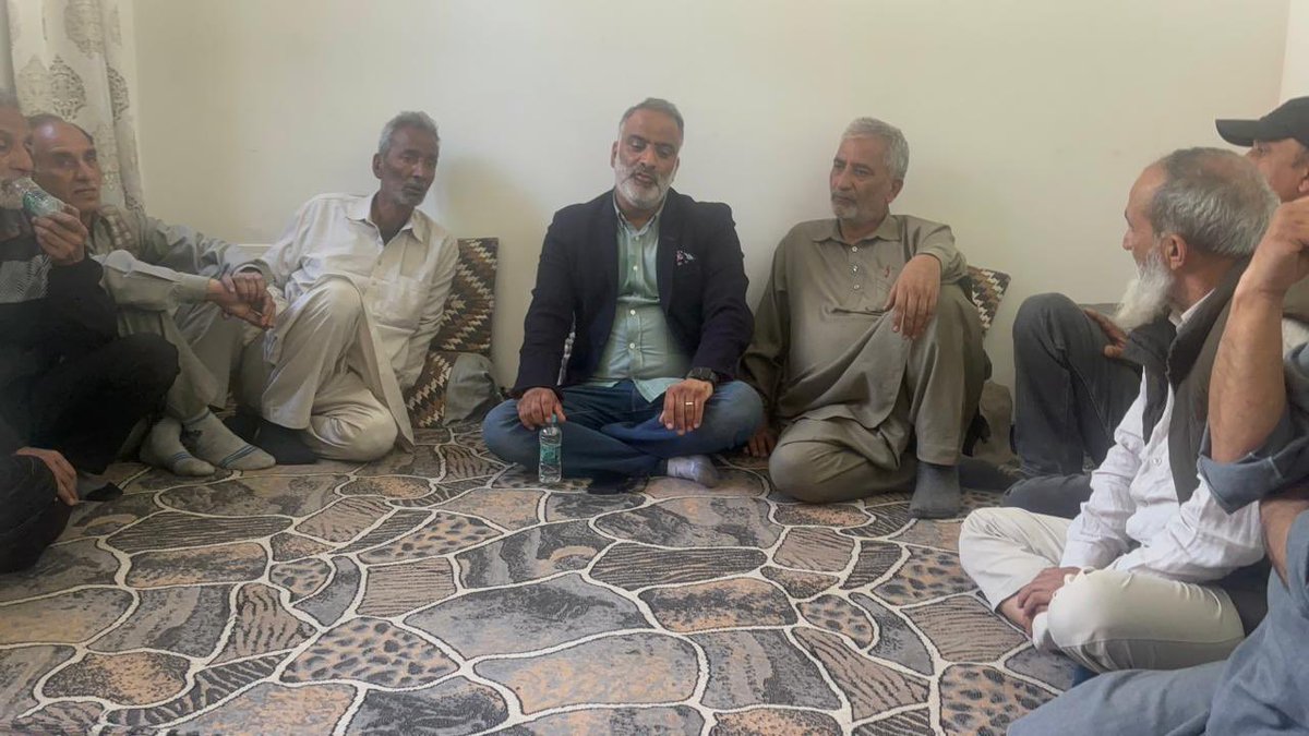 salmanalisagar's tweet photo. Visited the Residence of Showkat Ah Sheikh & Zahoor Ah sheikh on the Passing away of their beloved father Ghulam Hasaan sheikh Sb of #CHANDPORA Jamia Masjid Nowhatta.
Offered DUA-E-MAGFIRAT for the departed & prayed for solace for family during this tough time.
#Magfirat https://t.co/QKX48MrUgD