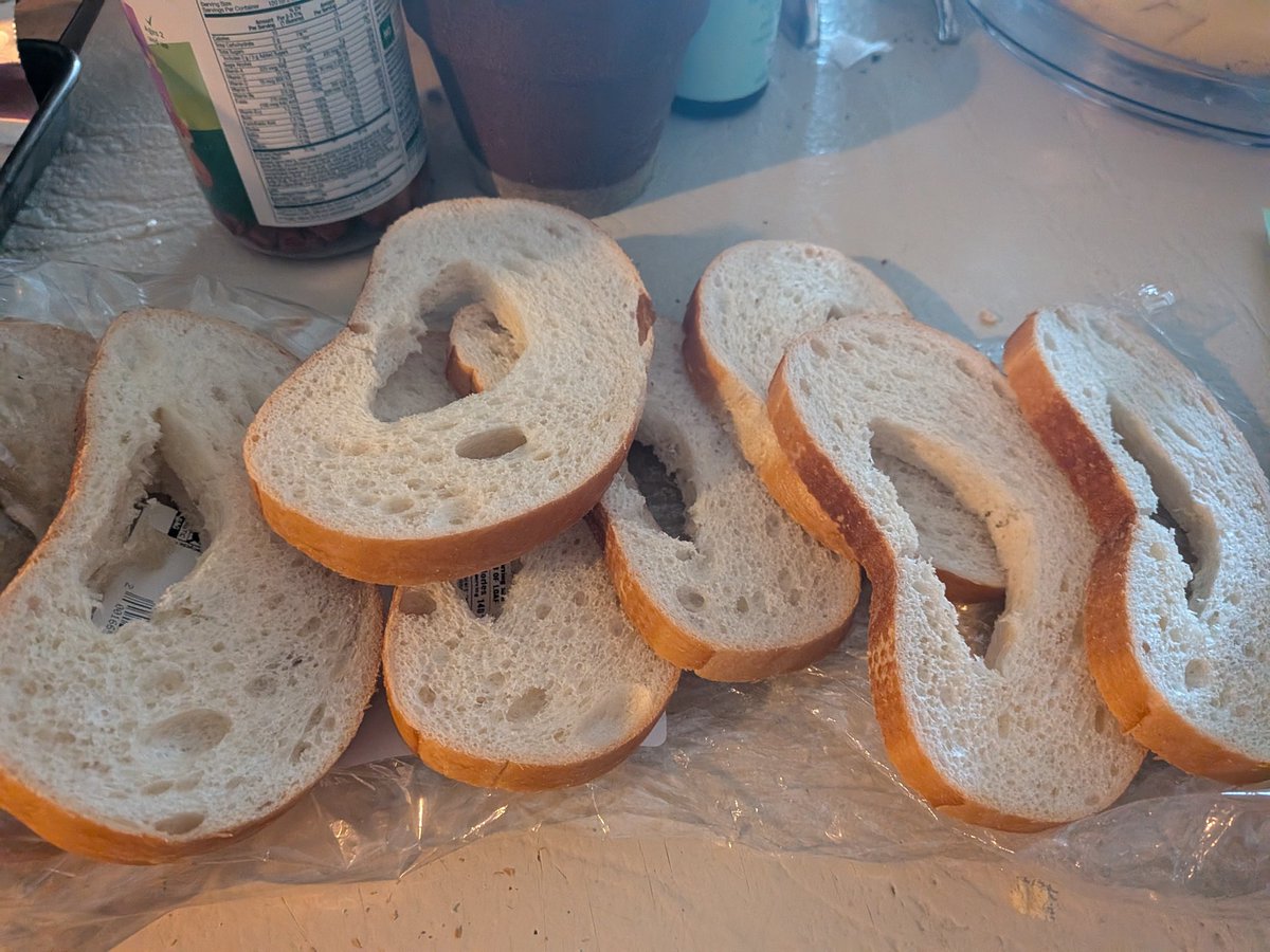 ArialMarie2's tweet image. And Walmart thinks it's okay to charge over a dollar for this 🫩🙄 #walmart