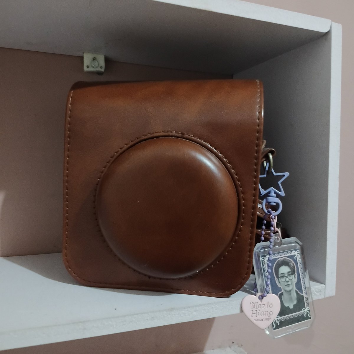nelwsletter's tweet photo. @wirfesteria Aku kakkk, instax mini 12 yang pink. Free bag 1 dan clear cover nya 1 yaa, minus box ajaa. Aku jual 750k udh inc adm oyen https://t.co/wPOh1O8ynx