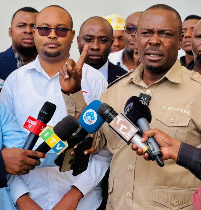 Uongozi imara nje na ndani ya kuta za gereza ndo hii 🔥
Walidhani wakimnyima <a href="/HecheJohn/">John Heche</a> kuonana na <a href="/TunduALissu/">Tundu Antiphas Lissu</a> basi mmoja wao atalainika 😁😁
Bwana weee wakakutana na miamba wakipigwa tafu na manaibu na katibu mkuu <a href="/jjmnyika/">MNYIKA John John</a> wasiotetereka!
Sasa inabidi wapokee spana tu 👊🏽🔥