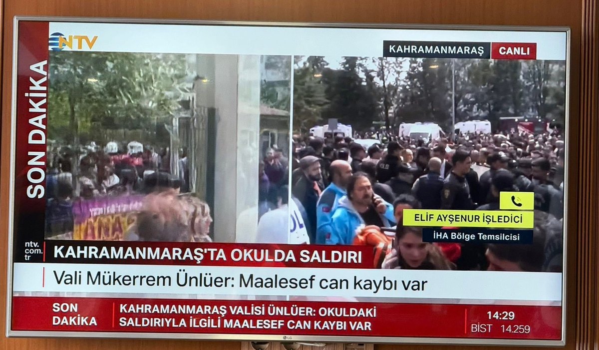 _AliKaya's tweet photo. Eğitimcilere yönelik artan şiddete dikkat çekmek ve Siverek’te yaşanan menfur saldırıyı kınamak amacıyla basın açıklaması gerçekleştirdik.

Eğitim kurumlarının güvenli alanlar olması gerektiğini vurgulayarak; öğretmenlerimizin itibarsızlaştırılmasına, hedef hâline getirilmesine ve şiddetin normalleştirilmesine asla sessiz kalmayacağımızı ifade ettik.

Tam “İnşallah bu son olur” dediğimiz anda, bu kez Kahramanmaraş’ta bir okula yapılan saldırı haberiyle sarsıldık.

Rabbim sonumuzu hayreylesin.
Bu mesele yalnızca yetkililere havale edilerek çözülebilecek bir sorun değildir. Toplum olarak hepimizin bu tehlikenin farkına varması ve sorumluluk alması gerekmektedir.

Eğitim çalışanlarına yönelik her türlü şiddeti nefretle kınıyoruz.
#Ebsİzmir1
#EğitimBirSen