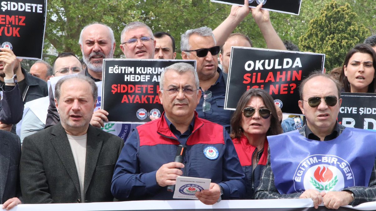 _AliKaya's tweet photo. Eğitimcilere yönelik artan şiddete dikkat çekmek ve Siverek’te yaşanan menfur saldırıyı kınamak amacıyla basın açıklaması gerçekleştirdik.

Eğitim kurumlarının güvenli alanlar olması gerektiğini vurgulayarak; öğretmenlerimizin itibarsızlaştırılmasına, hedef hâline getirilmesine ve şiddetin normalleştirilmesine asla sessiz kalmayacağımızı ifade ettik.

Tam “İnşallah bu son olur” dediğimiz anda, bu kez Kahramanmaraş’ta bir okula yapılan saldırı haberiyle sarsıldık.

Rabbim sonumuzu hayreylesin.
Bu mesele yalnızca yetkililere havale edilerek çözülebilecek bir sorun değildir. Toplum olarak hepimizin bu tehlikenin farkına varması ve sorumluluk alması gerekmektedir.

Eğitim çalışanlarına yönelik her türlü şiddeti nefretle kınıyoruz.
#Ebsİzmir1
#EğitimBirSen