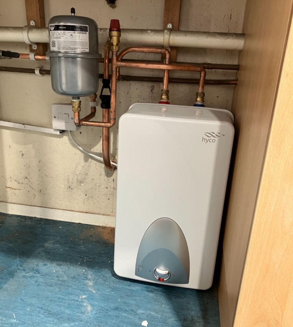 JASPlumbLincs's tweet image. Upgraded this business with a high-efficiency electric water heater recently! ⚡️

Reliable, consistent hot water ensures seamless operations for our clients. No more cold interruptions. 🚿  #ElectricWaterHeater #EnergyEfficient 

Thank you Christian, you did an excellent job!🤩