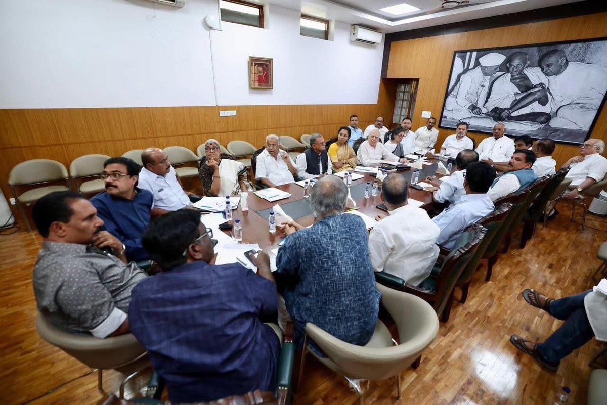 yadavtejashwi's tweet photo. ‘नारी शक्ति वंदन अधिनियम' की नैतिक ढाल लेकर पूर्व में पारित महिला आरक्षण बिल को लागू किए बिना उसमें संशोधन तथा परिसीमन के बहाने संविधान और संघीय ढांचे को कमजोर करने के उद्देश्य से आहुत “विशेष संसद सत्र” से पहले INDIA गठबंधन की सर्वदलीय बैठक में शामिल हुआ।

हम महिला आरक्षण के पक्षधर है। महिलाओं की आधी आबादी को 33% नहीं बल्कि 50% आरक्षण देना चाहिए लेकिन इस आरक्षण के अंदर SC/ST और OBC की महिलाओं के लिए अलग से आरक्षण होना चाहिए यानि आरक्षित वर्गों की महिलाओं के लिए भी सीटें अनिवार्य रूप से आरक्षित होनी चाहिए।
#india #TejashwiYadav #RJD #Bihar