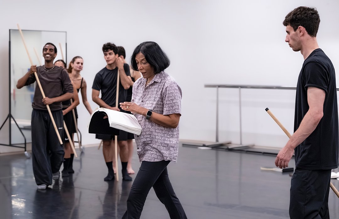 SJeyasinghDance's tweet photo. Dance, culture, heritage, and AI. All is covered in Shobana Jeyasingh's latest interview with @DESIblitz: https://t.co/UhqneX1G59

Don’t miss the final performances of We Caliban: https://t.co/f08u9Q43AC
📍 Sadler’s Wells East
🗓 21–23 April https://t.co/2fOMuozYlQ