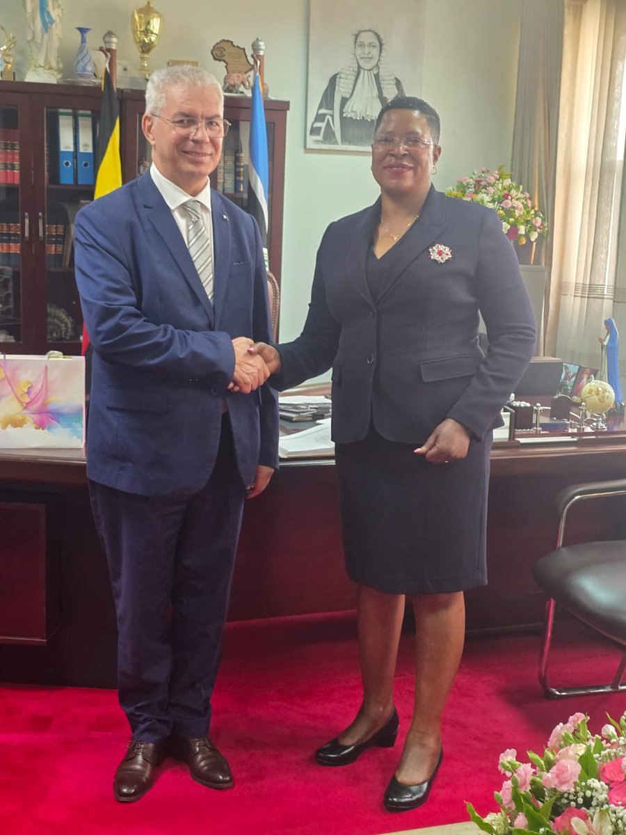 أُستقبل اليوم سعادة السفير، مراد أمقران، سفير الجزائر بأوغندا، من طرف معالي السيدة، أنيتا أمونغ، رئيسة البرلمان الأوغندي، بمقر البرلمان، حيث كان اللقاء فرصة لإستعراض العلاقات الثنائية بين الجزائر وأوغندا، لاسيما سبل تعزيز التعاون البرلماني بين البلدين.