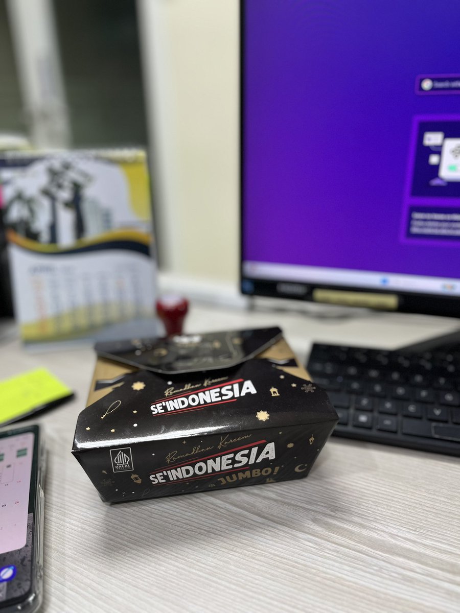nat_chocolate's tweet photo. Teman kantor dikala kerjaan seabrek 🙂 https://t.co/2fqsvJLAMs