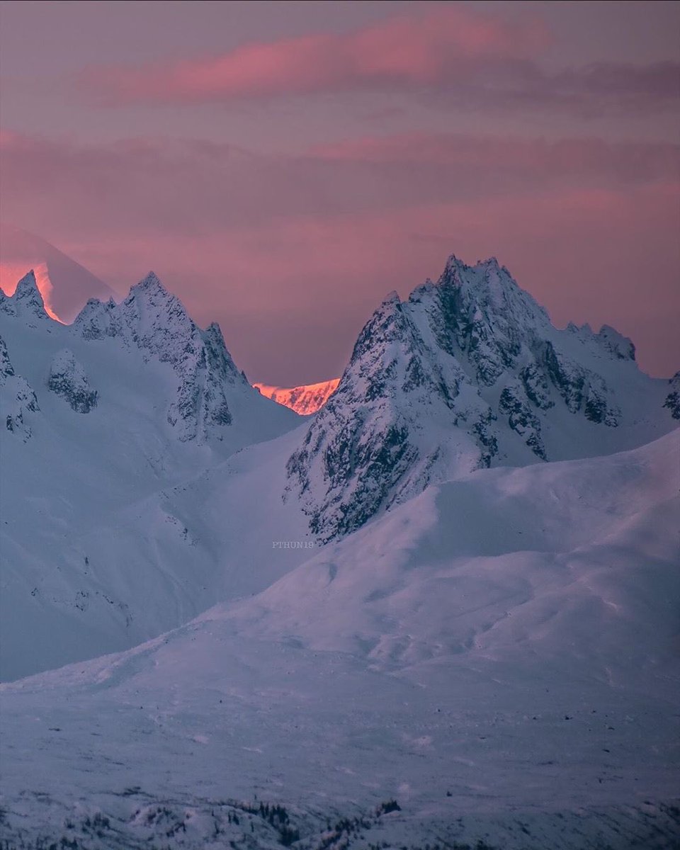 earthcurated's tweet image. Sunset in Alaska ✨