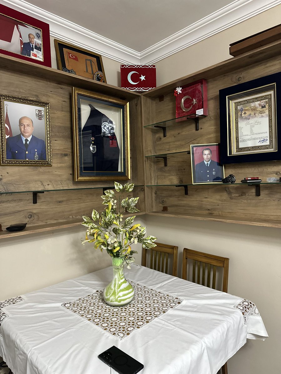 SleymanBAYRAM7's tweet photo. Cumhurbaşkanı Başdanışmanımız Sn.Ahmet MİNDER , Mamak ilçe Başkanımız Sn.Osman Engin DALBASTI ve teşkilatıyla birlikte Gürcistan snrda meydana gelen uçak kazasında şehit olan Hv.Ulş.Uzm.Çvş.Cem DOLAPÇI kardeşimizin değerli ailesine ziyarette bulunduk. @AHMETMNDER @engindalbast https://t.co/Q1kuNUvwKY