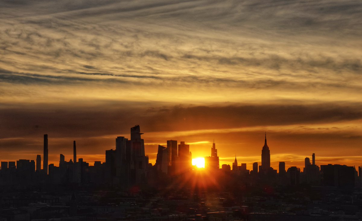 GaryHershorn's tweet image. Sunrise behind midtown Manhattan and the Empire State Building in New York City, Wednesday morning #nyc #newyork #NewYorkCity #sunrise @empirestatebldg