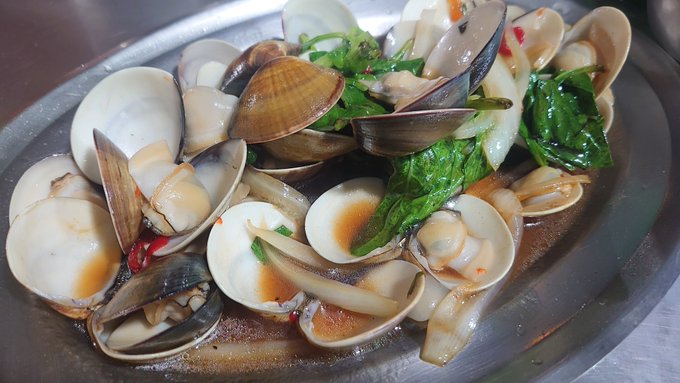 蛤の炒めとオオタニワタリの炒め物でビールを流し込む。うま。 