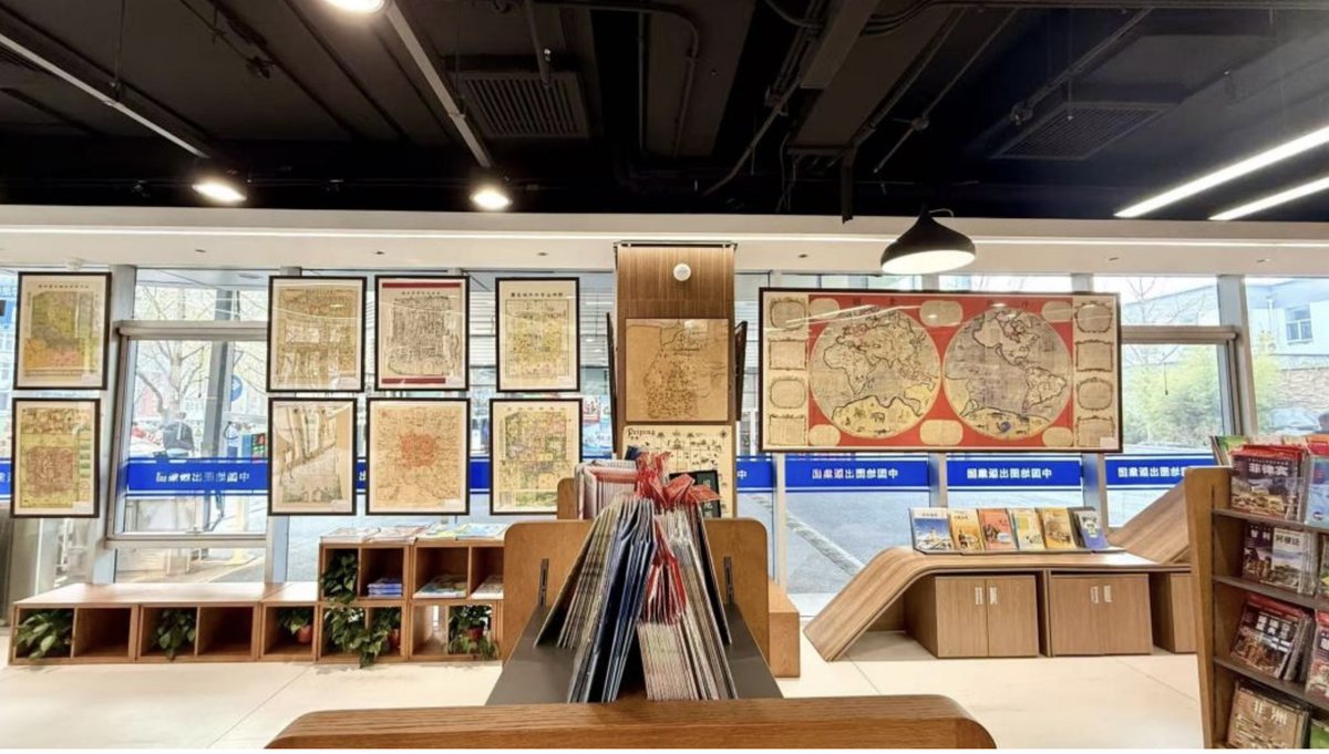 touch_beijing's tweet image. A #Beijing #map-themed #bookstore is showcasing 18 historic map reproductions spanning nearly 200 years, tracing the city’s evolution from the Ming and Qing dynasties to modern times. Featuring rare pieces, the exhibition is open to the public free of charge until the end of May.
