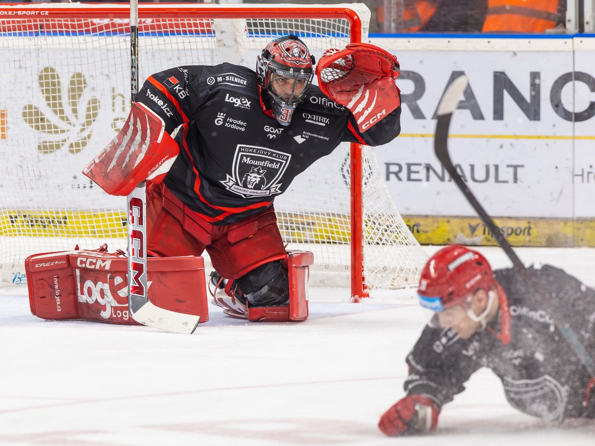 Vychytal devět čistých kont, z toho hned šest na domácím ledě v černém dresu. I Škorviho dres je nyní k dispozici v aukci 👀

Dražba dresů z výroční sezony 2025/26 📲: mountfieldhk.cz/aukce