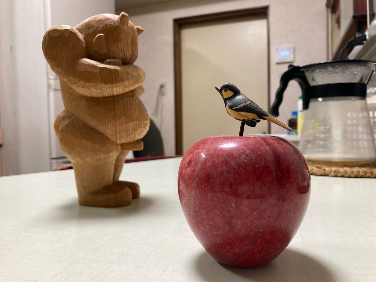 sai_ping's tweet photo. 【The night of kitchen】

「ナイト・オブ・キッチン」と云うと、ハードロックのタイトルのようですが、我が家の台所は長閑な夜です。

鬼「なにか、歌が聴きたいな」
鳥「やだ。夜には唄わないの」

彫刻は、こうして遊べるから、楽しいです。

#彫刻
#木彫刻
#鬼
#鳥
#リンゴ
#台所
#夜
#長閑 https://t.co/epfrBvFJSl