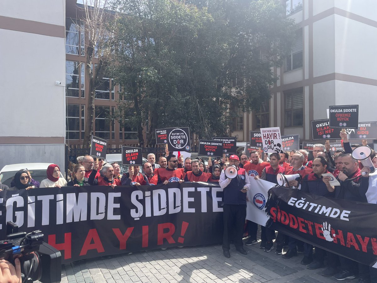 HaciKAYMAZ's tweet photo. Dün Siverekde gerçekleşen üzücü olayı protesto ederken bugün #Kahramanmaraş da farklı bir üzücü olayı yaşıyoruz. Bu olaylar normal değil. Dün Lise, bugün Ortaokul yarın mazallah ilkokullara kadar iner bu olaylar.
Güvenliğin olmadığı yerde #eğitim imkansızlaşır.
#EgitimdeŞiddet https://t.co/kSjYQ5zU6X