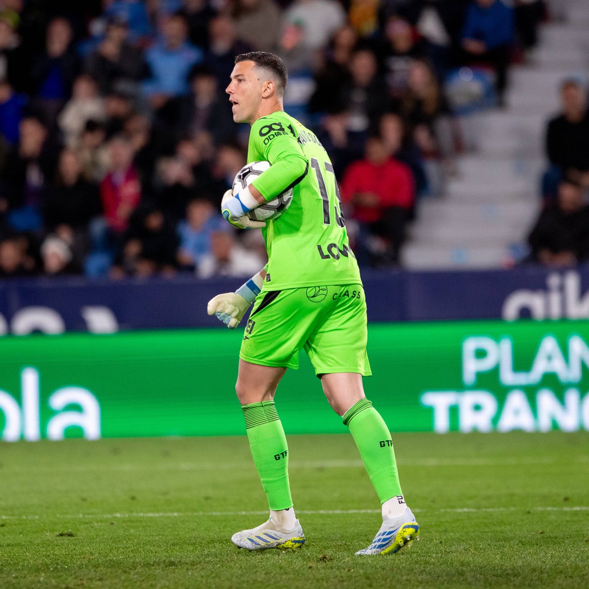 🧤🔵 DAVID SORIA HACE HISTORIA

Con sus dos penaltis parados ante el Levante, ya es el 2º portero con más penaltis parados (12) en la historia de LaLiga (por detrás de Diego Alves, 21).

📈 Tiene mejor porcentaje (22,2%) que porteros como Casillas, Valdés, Oblak, Courtois...