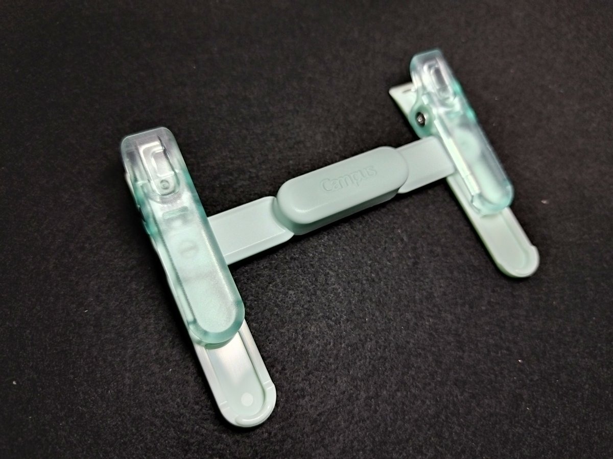LEVEL_Z's tweet image. Campusのペンのように持ち運べるブッククリップ
ペンタイプから変形するし、左右独立クリップなんで左右のページ数に著しく差があっても固定可能、550円で安価かつ便利！
#campus #コクヨ #ペンのように持ち運べるブッククリップ