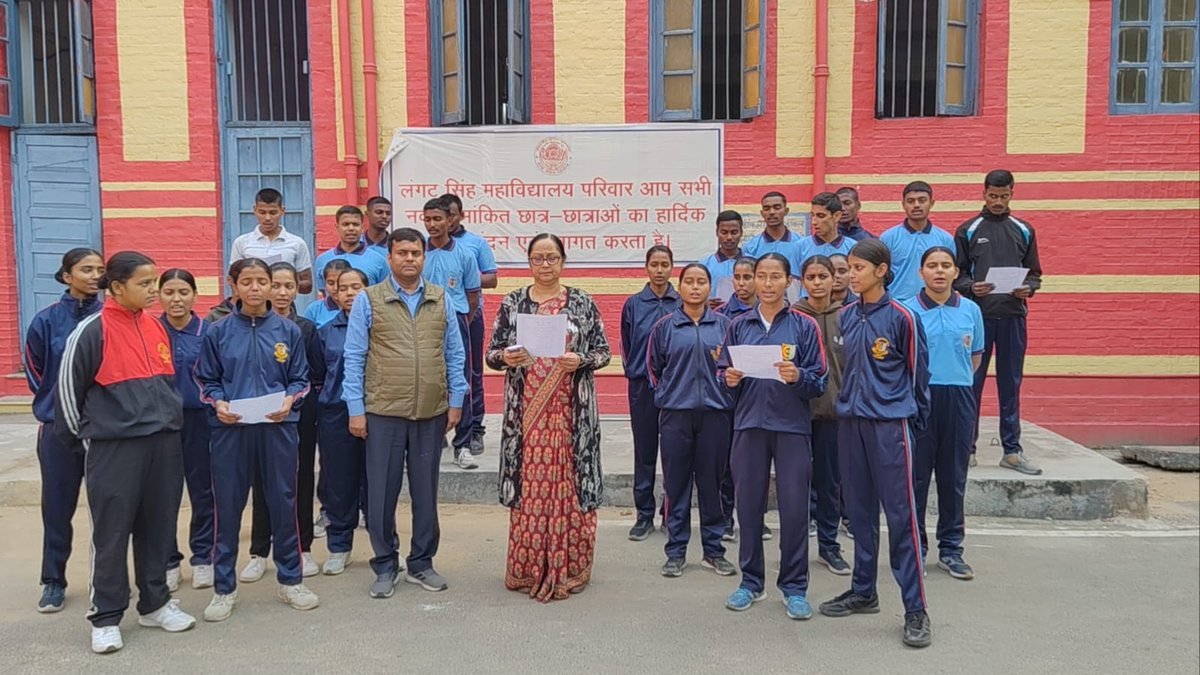 rajeevbhu1's tweet photo. संविधान दिवस के अवसर पर @LS_College  की प्राचार्या प्रो कनुप्रिया मैडम ने एनसीसी कैडेट को संबोधित किया।  एनसीसी पदाधिकारी ले डॉ राजीव कुमार ने प्राचार्या मैडम को प्रस्तावना की प्रति भेंट की। @DineshCRai @NCC_Bih_Jhar https://t.co/5CxSpz1lrO