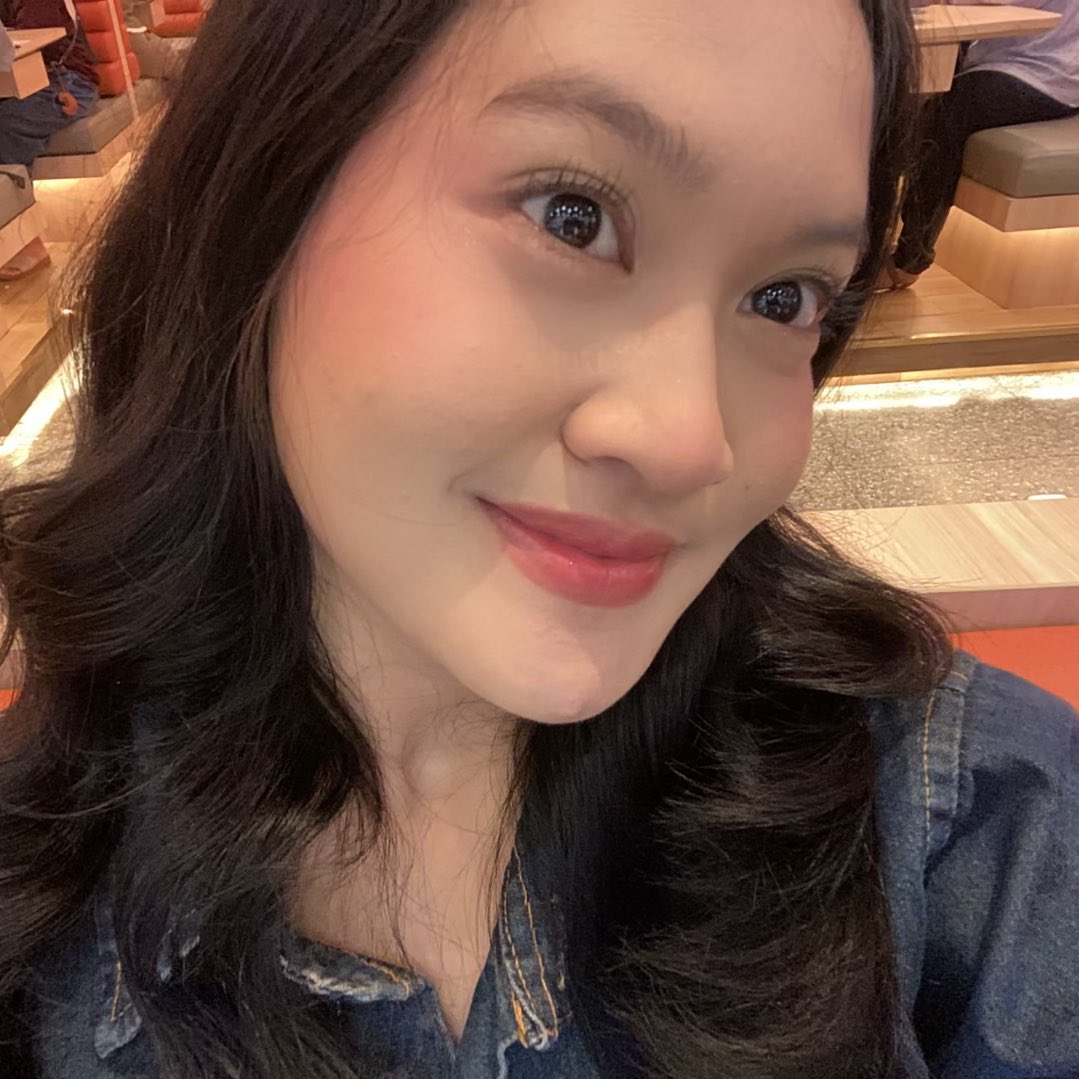 ludictionariz's tweet photo. POV: You choose milk for double cleansing and this is what you got! 🥛✨

Full makeup face           vs          Bare face https://t.co/j85EHQ67MK