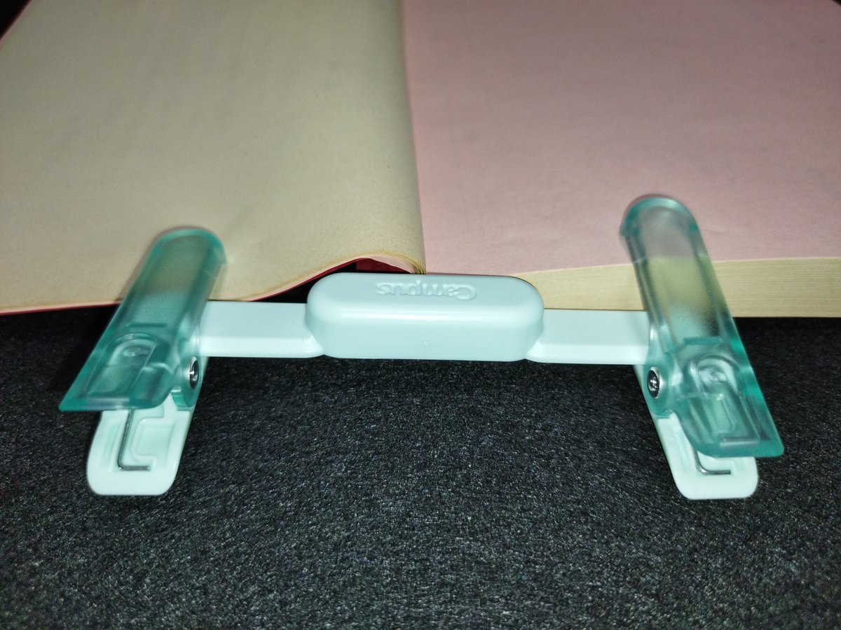 LEVEL_Z's tweet image. Campusのペンのように持ち運べるブッククリップ
ペンタイプから変形するし、左右独立クリップなんで左右のページ数に著しく差があっても固定可能、550円で安価かつ便利！
#campus #コクヨ #ペンのように持ち運べるブッククリップ