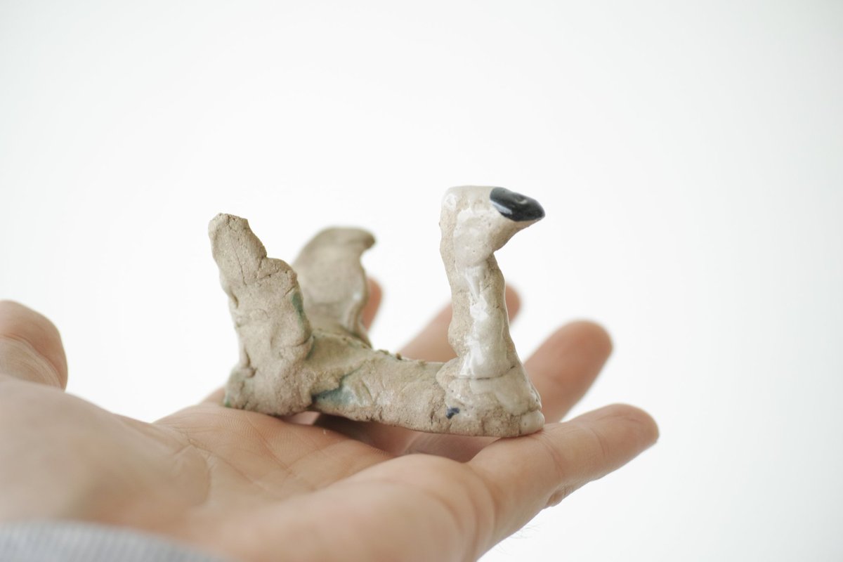 オクナガ、又はトクナガ作の鳥のオブジェ。手捻りによる造形から、力強さと儚さを同時に感じます。その中で一際目を引くすらっと伸びた首。嘴の青、首の乳白、体の緑と釉薬の色の掛け分も絶妙です。羽の造形も良い！！！

itou109.thebase.in