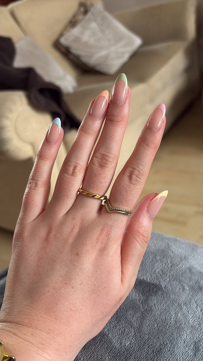 ACNHCarrie's tweet image. New nails 🌸🌼 
So pretty #nails #freshmanicure