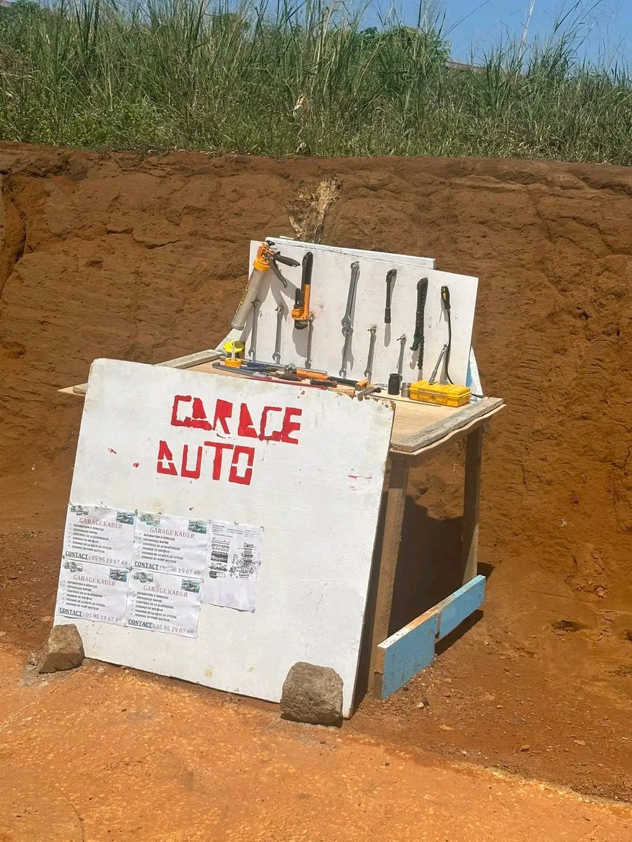 Ivoirowsky's tweet image. 🇨🇮 À peine ouverte à la circulation, la #Y4 a proximité du carrefour #Jacqueville , un individu installe une pancarte signalant l'ouverture de son GARAGE Auto. @PSecours225