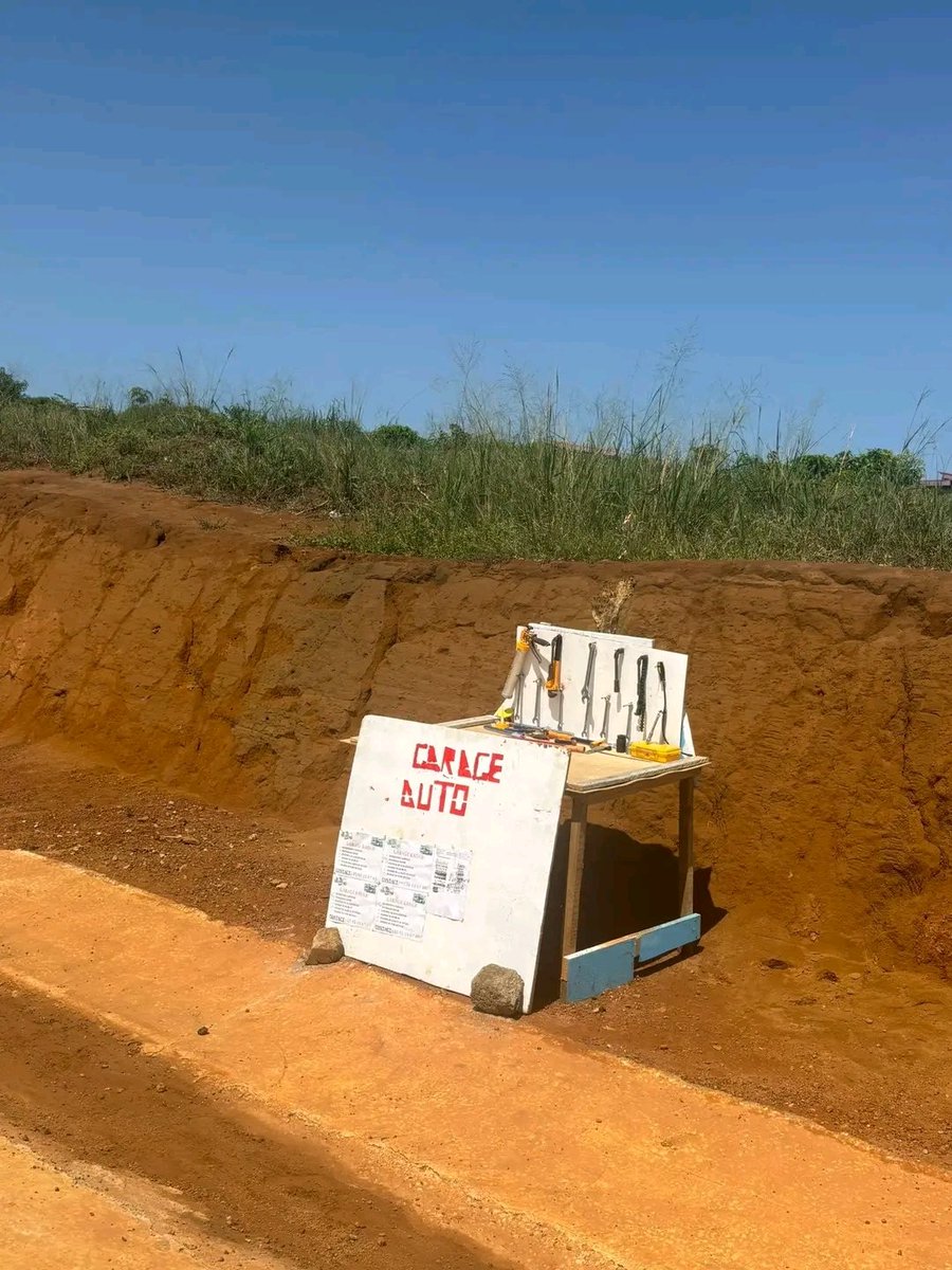 Ivoirowsky's tweet image. 🇨🇮 À peine ouverte à la circulation, la #Y4 a proximité du carrefour #Jacqueville , un individu installe une pancarte signalant l'ouverture de son GARAGE Auto. @PSecours225