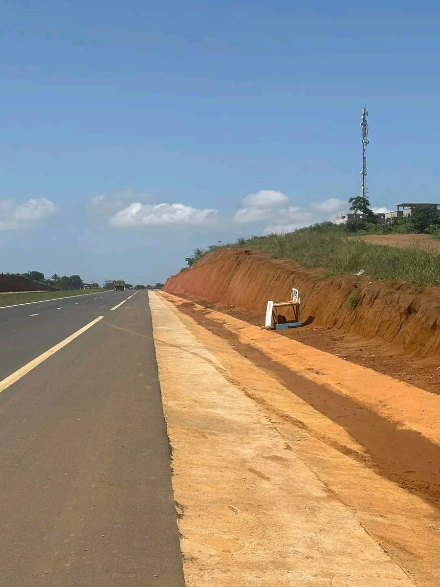 Ivoirowsky's tweet image. 🇨🇮 À peine ouverte à la circulation, la #Y4 a proximité du carrefour #Jacqueville , un individu installe une pancarte signalant l'ouverture de son GARAGE Auto. @PSecours225