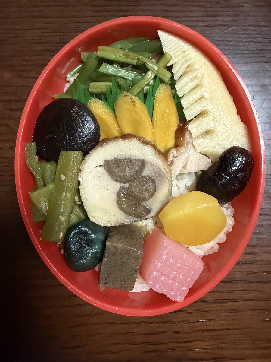 yascorn's tweet photo. 今日食べた駅弁は「だるま弁当」1400円。群馬県高崎市にある、たかべんのお弁当です。めずらしく東京駅の駅弁屋祭に売られていました。駅弁の日祭りの今月中は売られるのかも。
赤い立体的な容器が印象的。高崎はだるまが有名だからね。茶飯に山菜などがたっぷりのってます。ピンクの蒟蒻や栗、赤い容器も手伝って、見た目華やか。おかずがしょっぱい物が多いので、途中で甘い花豆、最後は甘い栗がデザートがわり。
容器はもちろん取っておきます。いつも冬に雪国へ持っていって遊んでいます🤭
#駅弁
#今日のごはん
#だるま弁当
#高崎
#東京駅