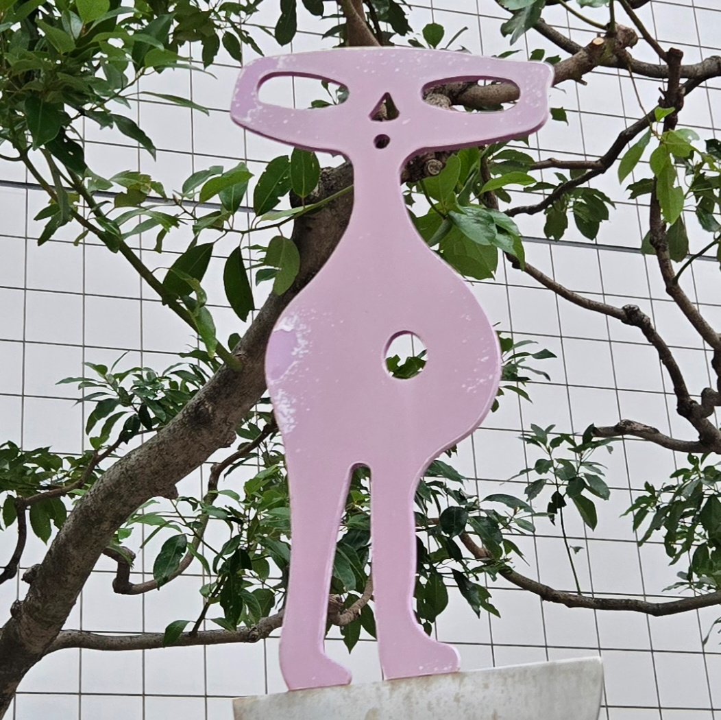 KTjams's tweet photo. うわっ！リトルグレイ（LG）だ！

バス停降りたら、遭遇してアドレナリン出まくり。
正直、#街で見かけたカルドセプト いつまで続けられるかと思ってたけど……まだ神様は見捨てていなかった（笑）

大会では数々のドラマを生んできたこのクリーチャー。皆さんの「思い出」教えてね。#カルドセプト https://t.co/4ojH6L6aVY