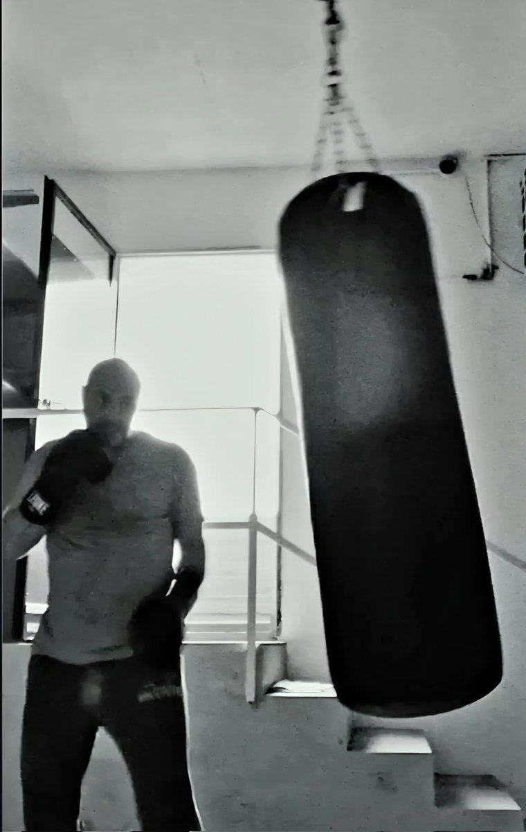 Ale_74L27Z's tweet photo. Quando le giornate non vanno proprio come immagini e speri...
Sport e vino possono aiutare.

#boxe #vino #relax #romagna #rimini #sport #degustazione https://t.co/vC0yXmpapN