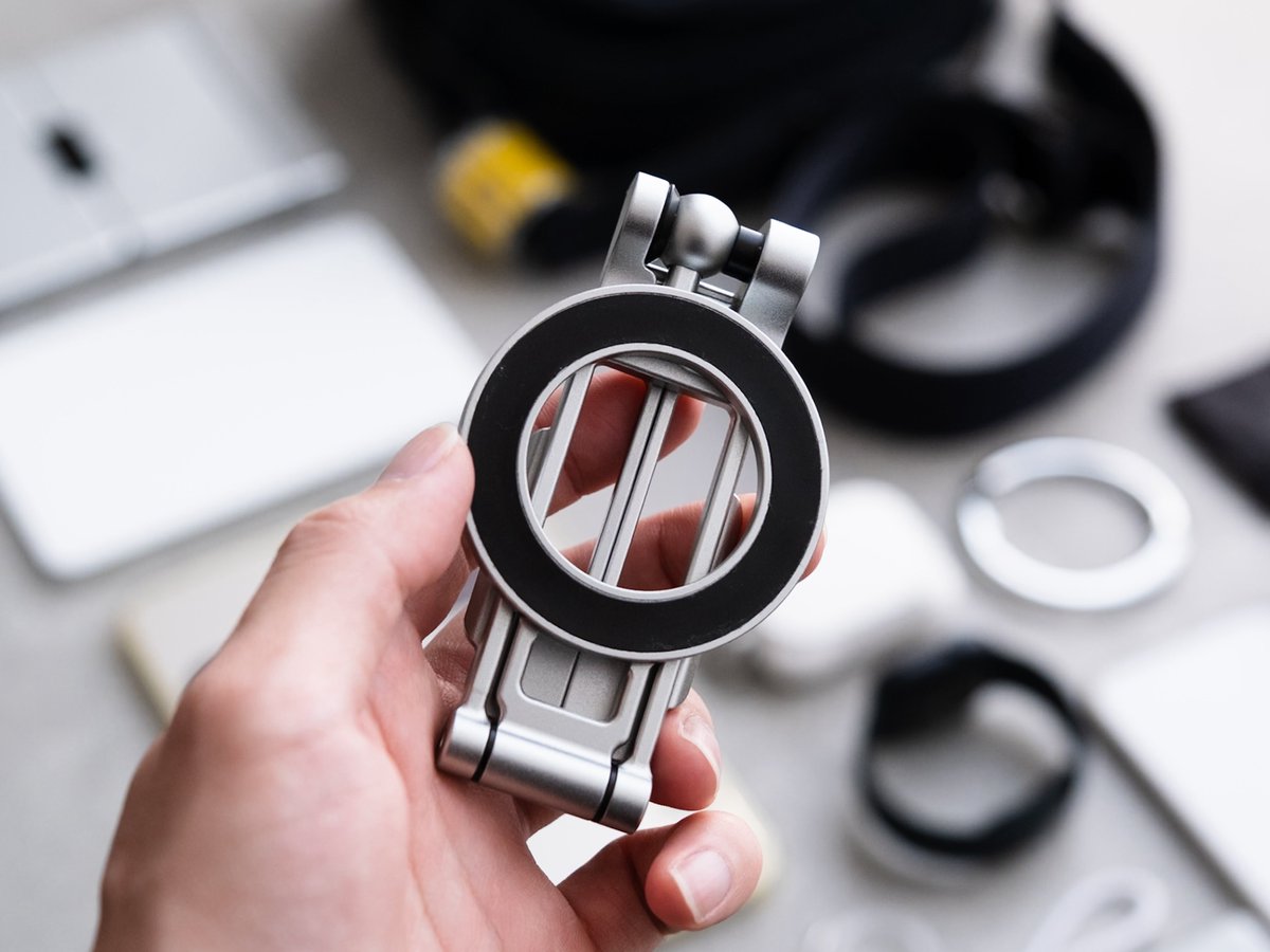 LeofotoのMagSafeスタンドPS-5。アルミボディでめちゃくちゃかっこいい。折りたためてコンパクトになるし、アルカスイス規格にも対応してる。