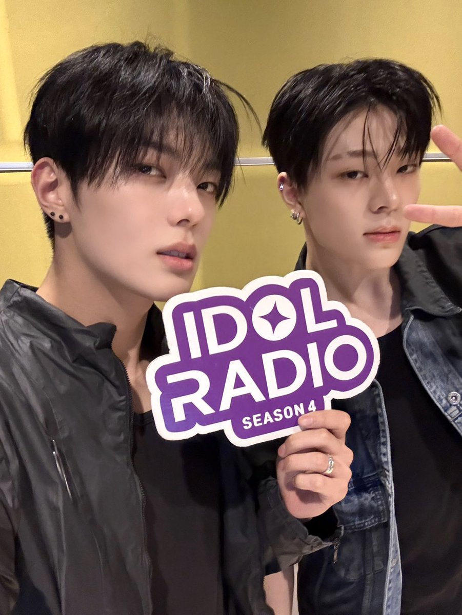 idolradiokorea's tweet image. 아이돌 라디오4 #ep215 장한음 (스페셜 DJ 휘브 김준민, 이정)과 함께하는 스트리밍 방송이 시작됐습니다

📲 아이돌 라디오 공식 Youtube 채널에서 라이브 스트리밍
youtube.com/live/AB4S1359n…

@whib_official
@haneum_Official

#MBC #IDOLRADIO #아이돌라디오 #WHIB #휘브 #김준민 #이정 #장한음